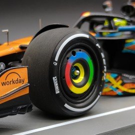 McLaren MCL39 Mercedes L. Norris 2025 Abu Dhabi GP Special Champion 1:18