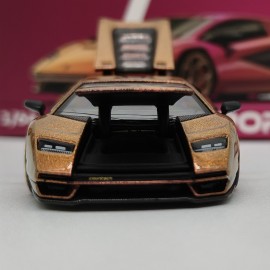 Lamborghini Countach LPI 800-4 1:64